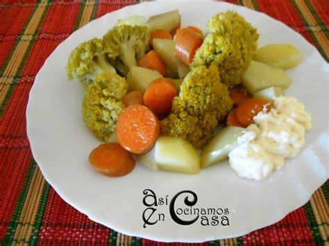 Disponemos una primera capa de patatas, cebolla y coliflor con la mitad de las mismas. Así cocinamos en casa: Brócoli con patatas y zanahorias