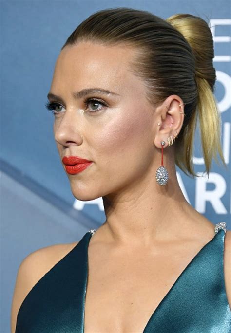 Scarlett Johansson Teaches Us How To Bling Earrings Like A Fashionista