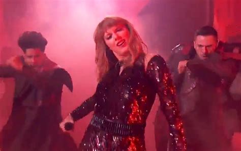 Amas 2018 Taylor Swift Literally Brings Giant Snake For I Did