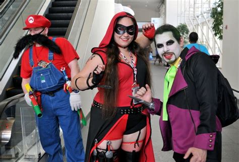 Harley quinn and joker is arguably the most intriguing couple in dc universe. Awesome Con 2015 cosplay Day 2- Mario, Harley Quinn and ...