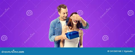 Amor Namorando Celebrando O Conceito De Amantes Feliz Casal Amoroso Com Caixa De Presente Azul