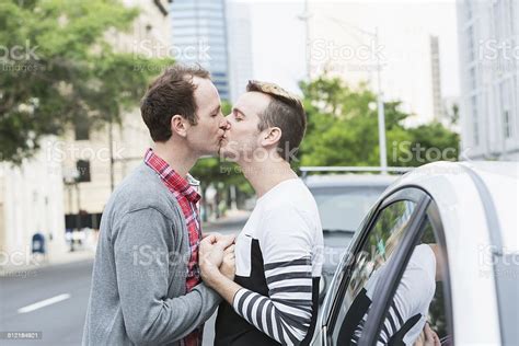 Gay Men Besar Foto De Stock Y Más Banco De Imágenes De Besar Besar