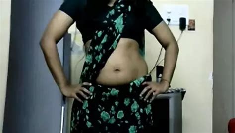 Krithi Provoca En El Ombligo Y Pliegues De La Cadera En Sari Cuerpo Con Curvas Indian