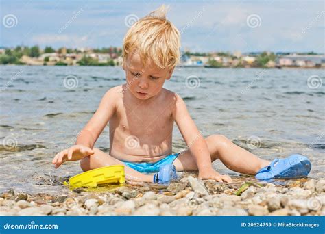 Ragazzo Che Gioca Sulla Spiaggia Immagine Stock Immagine Di Caucasico Gioia