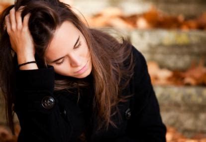 Artikel ini membahas depresi secara detil, termasuk penyebabnya dan juga cara mengatasinya. Cara Mengatasi Depresi Tanpa Obat
