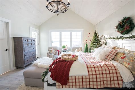Deck out their room without breaking away from the current color palette forever committed to your favorite color palette? Traditional Christmas Bedroom Decor Ideas - Mom's Lake House