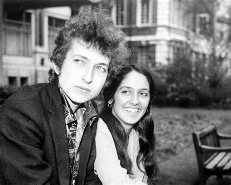 40 Romantic Photos Of Joan Baez And Bob Dylan From The 1960s Vintage