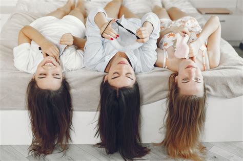 Três Meninas Têm Festa De Pijama Em Casa Foto Grátis