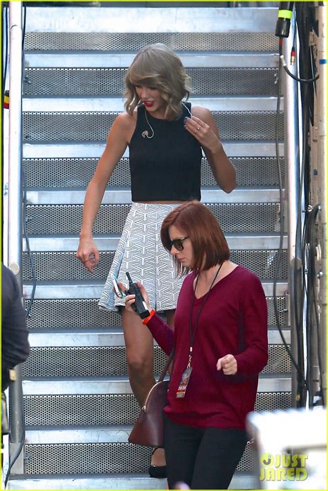 Taylor Swift Gets Ready To Entertain Us On Jimmy Kimmel Live Photo 3225861 Taylor Swift