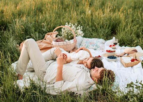 Romantic Picnic Date Ideas For Couples Godates Picnic Engagement Photos Romantic Picnics