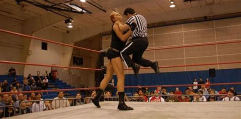 Curious Funny Photos Pictures Giant Wrestling Woman Lindsay Hayward