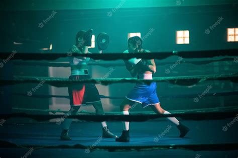 Free Photo Side View Of Female Boxers Boxing In Gym Two Serious Girls In Sportswear And