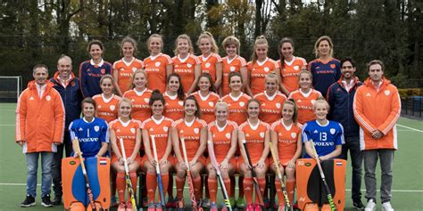 Jun 16, 2021 · bondscoach sarina wiegman heeft achttien spelers plus vier reserves opgenomen in de selectie van de oranjeleeuwinnen voor de olympische spelen in tokio. Jong Oranje Dames - Hockey.nl