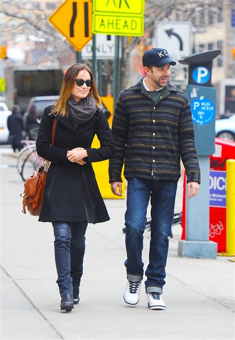 Olivia Wilde Flashes Her Ring During A City Stroll With Jason Sudeikis Olivia Wilde Cute