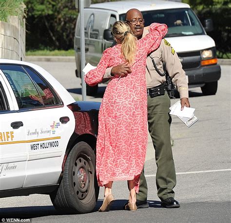 That Went Well Pregnant Molly Sims Gets Pulled Over By Sheriff And Walks Away With A Hug
