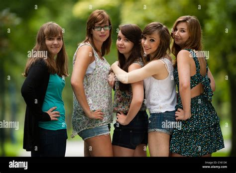 Un Grupo De Cinco J Venes De Gales Ingl S Brit Nico Adolescente Teen Chicas Adolescentes Amigos