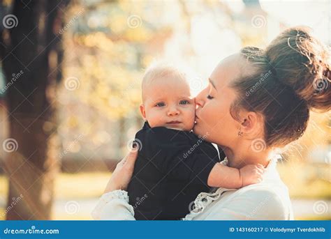 Fils De Baiser De Mère Petit Avec Amour Femme Avec L enfant Maman Et Bébé Garçon Extérieurs