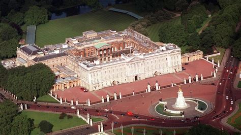 Buckingham Palace Intruder ‘just Metres From The Queen The Advertiser