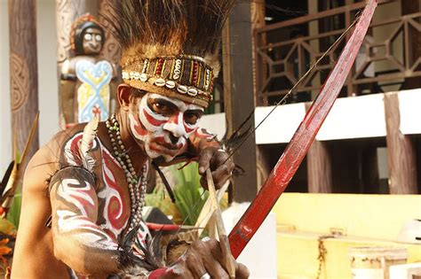 Pakaian Adat Yang Berasal Dari Provinsi Papua Adalah