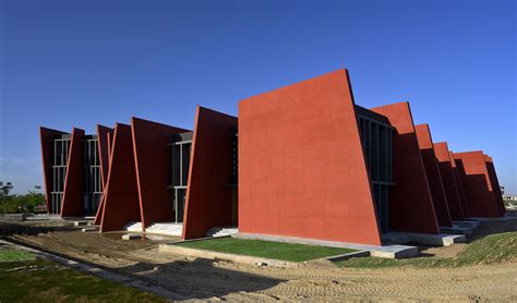 Sanjay Puri Architects has designed The Rajasthan School | Livegreenblog