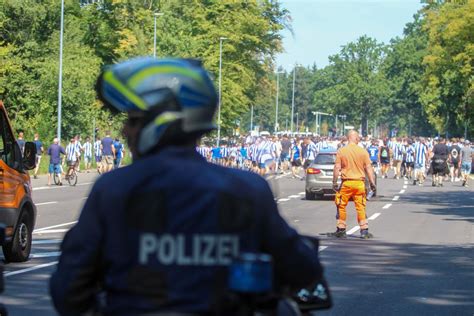 Zieh dein Pullover aus KSC Anhänger nötigen Bremen Fan