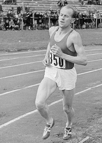 I was not talented enough to run and smile at the same time. Los brutales entrenamientos de Emil Zatopek: 60x400 metros ...