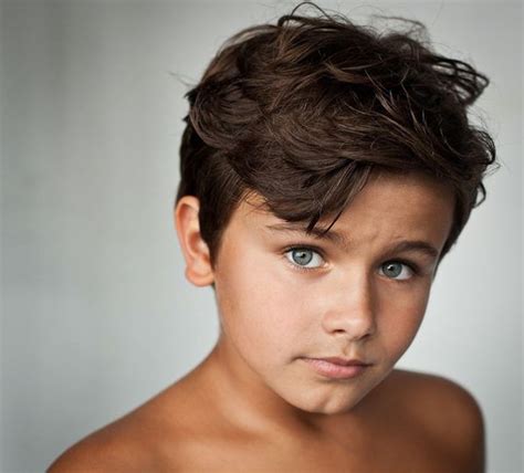Casting garçon 9 10 ans ayant la peau mate les yeux bleus et les