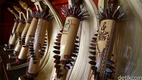 Perbedaan alat musik calung dan angklung. Sejarah Alat Musik Sasando dari Pulau Rote dan Cara Memainkannya