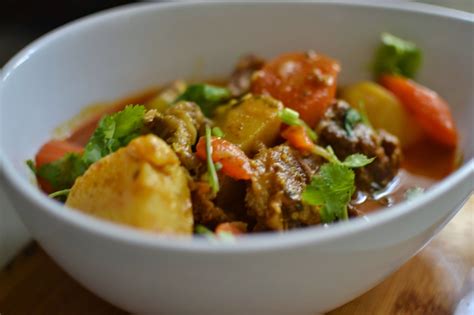 Biarkan masak sehingga daging lembut dan pecah. Masak Makan: Gulai Tulang Daging Lembu