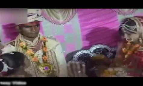دلہا نے شادی کی تقریب میں دلہن پر تھپڑ وں کی بارش کر دی Daily Jasarat News