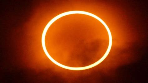 Gerhana matahari terjadi ketika bulan melintas langsung di antara bumi dan matahari, menyebabkan bayangan jatuh menimpa bumi. Hukum dan Tata Cara Shalat Gerhana Matahari