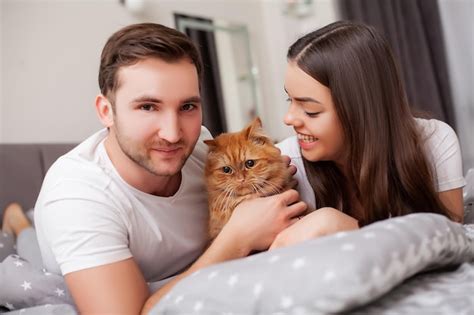 Feliz Pareja Joven Sensual Acostado En La Cama Juntos Foto Premium