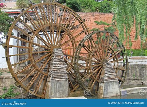 Watermill En La Calle En Lijiang China Foto De Archivo Imagen De