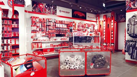 Im fc bayern fanshop von outfitter kannst auch du bei deinem nächsten stadionbesuch rot leuchten. LP12 Mall of Berlin | Official FC Bayern Online Store