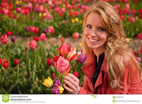 Fille Blonde Hollandaise Dans Le Domaine Avec Des Tulipes Image Stock Image Du Cheveu Plumé
