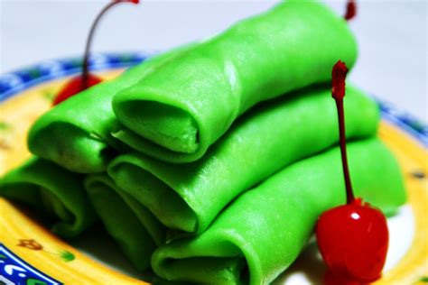 Tetapi saat ini banyak sekali ditemukan kue basah ini dengan warna coklat, pelangi ataupun warna lainnya. Resep Kue Dadar Gulung yang Mudah untuk Dicoba Dirumah