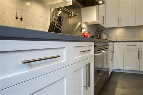 What color flooring go with dark cabinets. Modern White Shaker With Euro T-Bar Handle | White modern ...