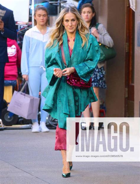 ny sarah jessica parker on set in the upper east side new york u s actress sarah jessica parker