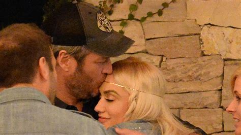 Blake Shelton Cant Keep His Hands Off Gwen Stefani See The Kissy Date Night Pics