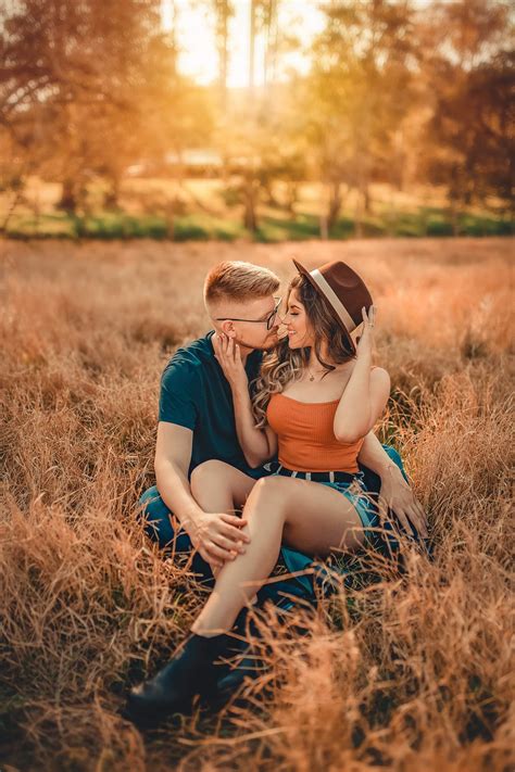 Relation De Couple En 2020 Couple Photoshoot Poses Romantic Photoshoot Couple Photography Poses