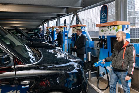 London's first rapid electric vehicle charging hub powered ...