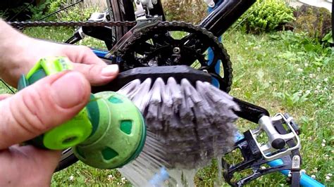 Cleaning Bicycle Chain Using Park Tool Chain Scrubber Youtube