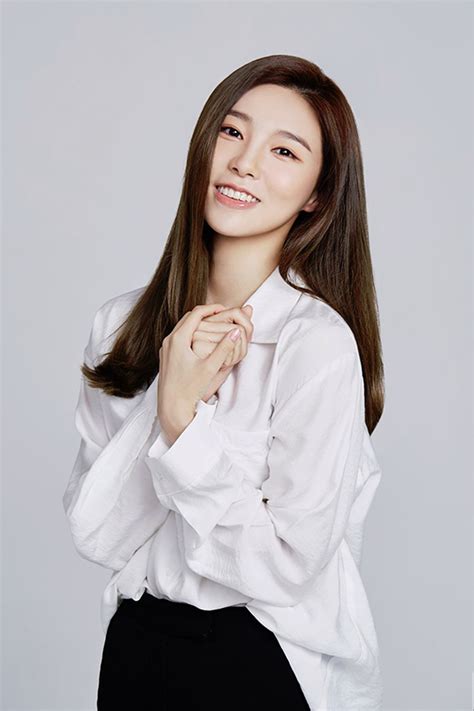 Hun var medlem af pindegruppe smykker og var. Lee Seo Young | Kpop Wiki | Fandom