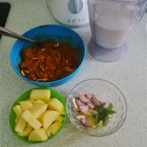 Lepas santan masok, pakai api kecil. Our Stories: Kari daging simple
