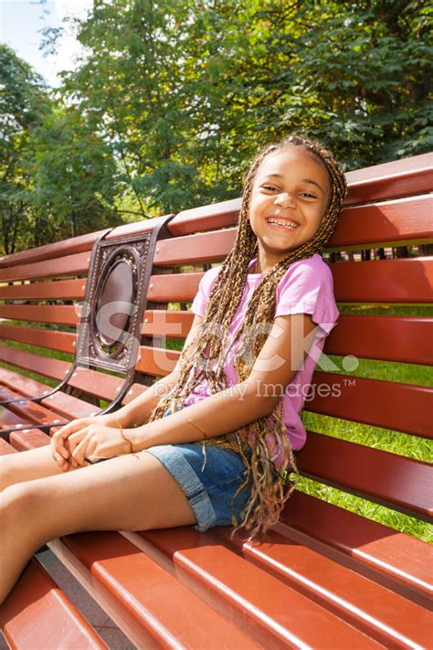 Ницца Черный Девочка Сидя На Скамейке E В Парке Стоковые Фотографии