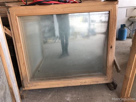 'arresti në shtëpi' transformon zogun e tiranës, me flokë të gjata Dritare druri 140*120cm | Lipjan