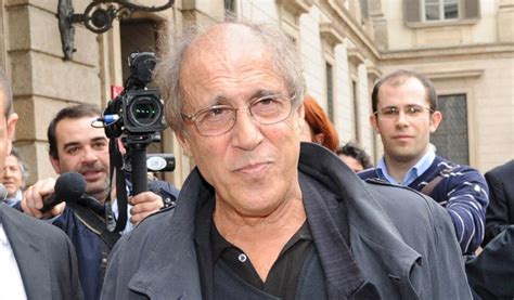 He is often credited as the author of both the music and lyrics of his songs. Adriano Celentano: So geht es Italiens Superstar heute