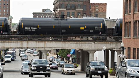 Activists In Chicago Warn Of Oil Train Danger In Urban Setting