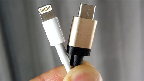The lightning connector was introduced in 2012, much to the dismay of vocal critics. Applen laitteisiin saattaa tulla universaali USB-C-liitin