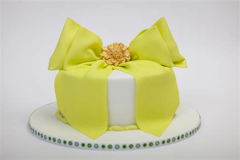 Cake With Bright Yellow Bow Themed Cakes Cake Cake Inspiration